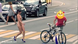 Hidden livecam captures jeny getting nude in public